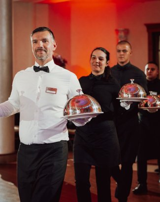 Kolacja synchroniczna — rytuał elegancji