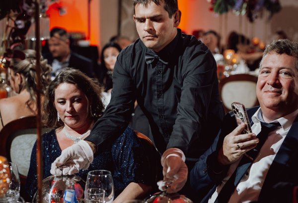 Kolacja synchroniczna — rytuał elegancji