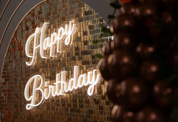 Neon Me Up – ścianki, balony i neony na bale, gale i eventy