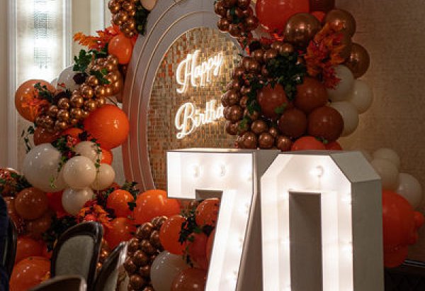 Neon Me Up – strefa zdjęć ze ścianką balonową i neonem