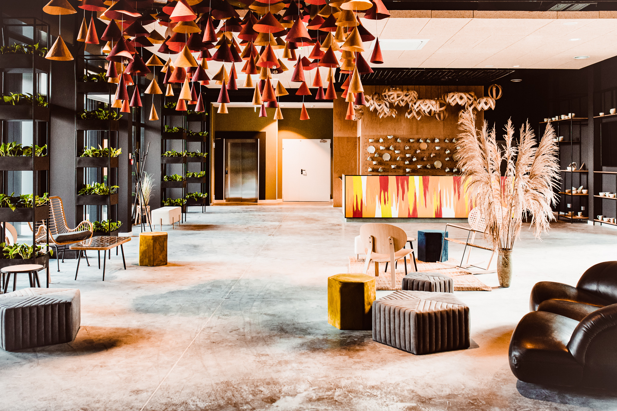 Lobby Arche Hotel Poloneza Warszawa z kolorowym wystrojem i elementami rękodzieła