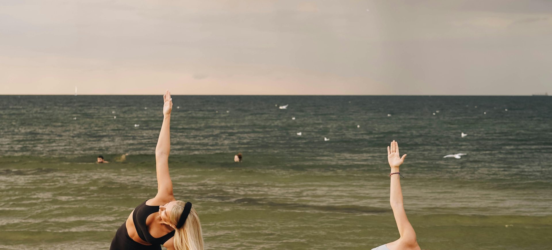 Joga na plaży – jak zacząć i dlaczego morze jest idealnym tłem do praktyki?