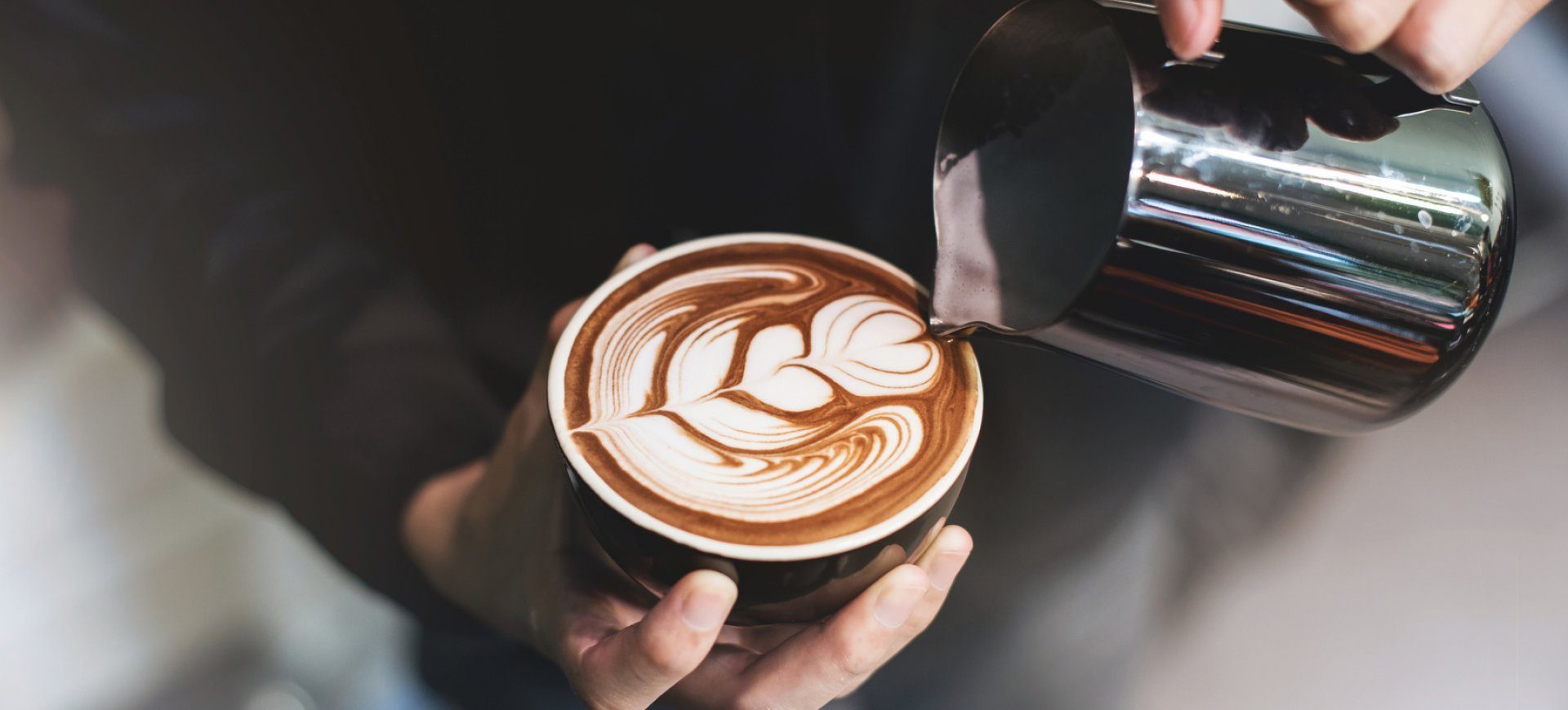 Śniadanie z widokiem na morze – dlaczego pierwsze danie dnia smakuje inaczej?