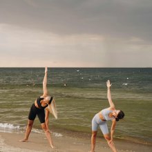 Joga na plaży – jak zacząć i dlaczego morze jest idealnym tłem do praktyki?
