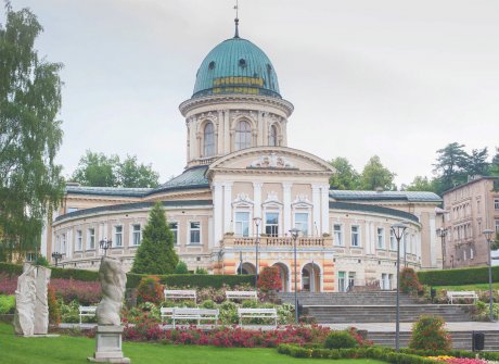 Lázeňský park a termální lázně v Lądku Zdroji