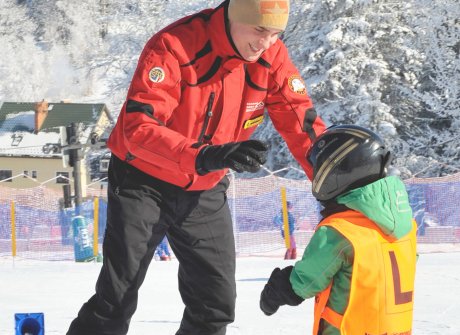 Dítě se učí lyžovat