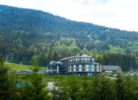 <span style="background: linear-gradient(to bottom, #ffffff00 60%, #05594F 40%);">Czarna Perła </span>