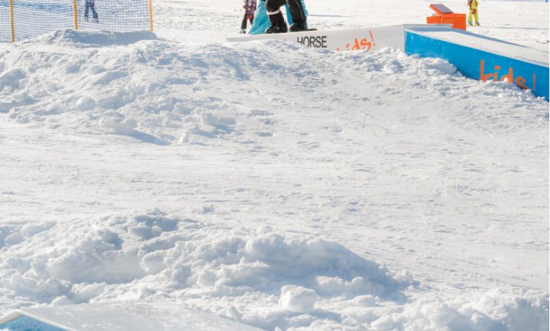 Dítě se učí lyžovat