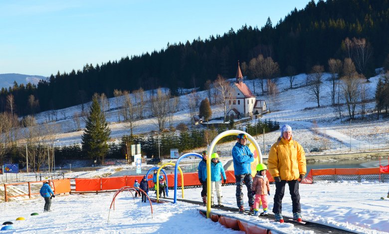 Dítě se učí lyžovat