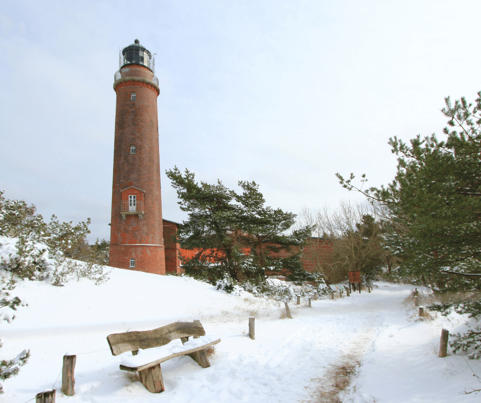 Morze Bałttyckie zimą – latarnia morska