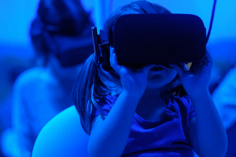 Dziecko korzystające z VR