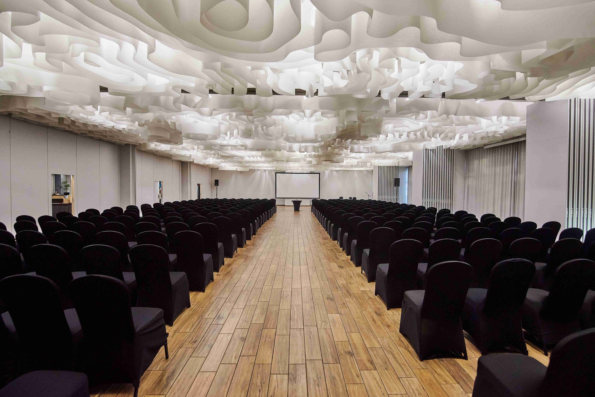 Multimedialne sale konferencyjne