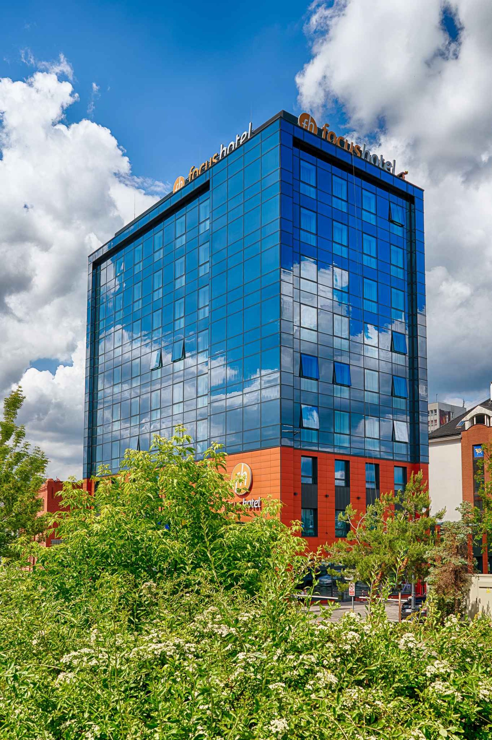 Nowoczesny obiekt z widokiem na rzekę