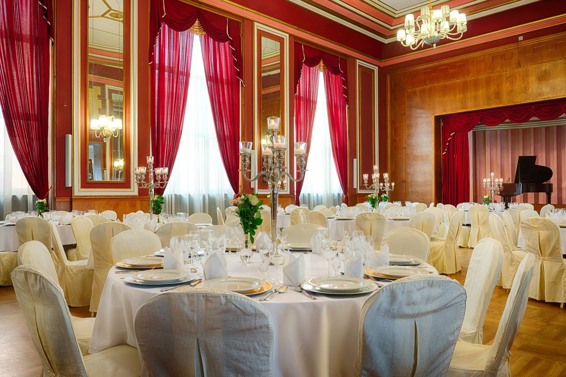 Eine Hochzeitsfeier im Ballsaal