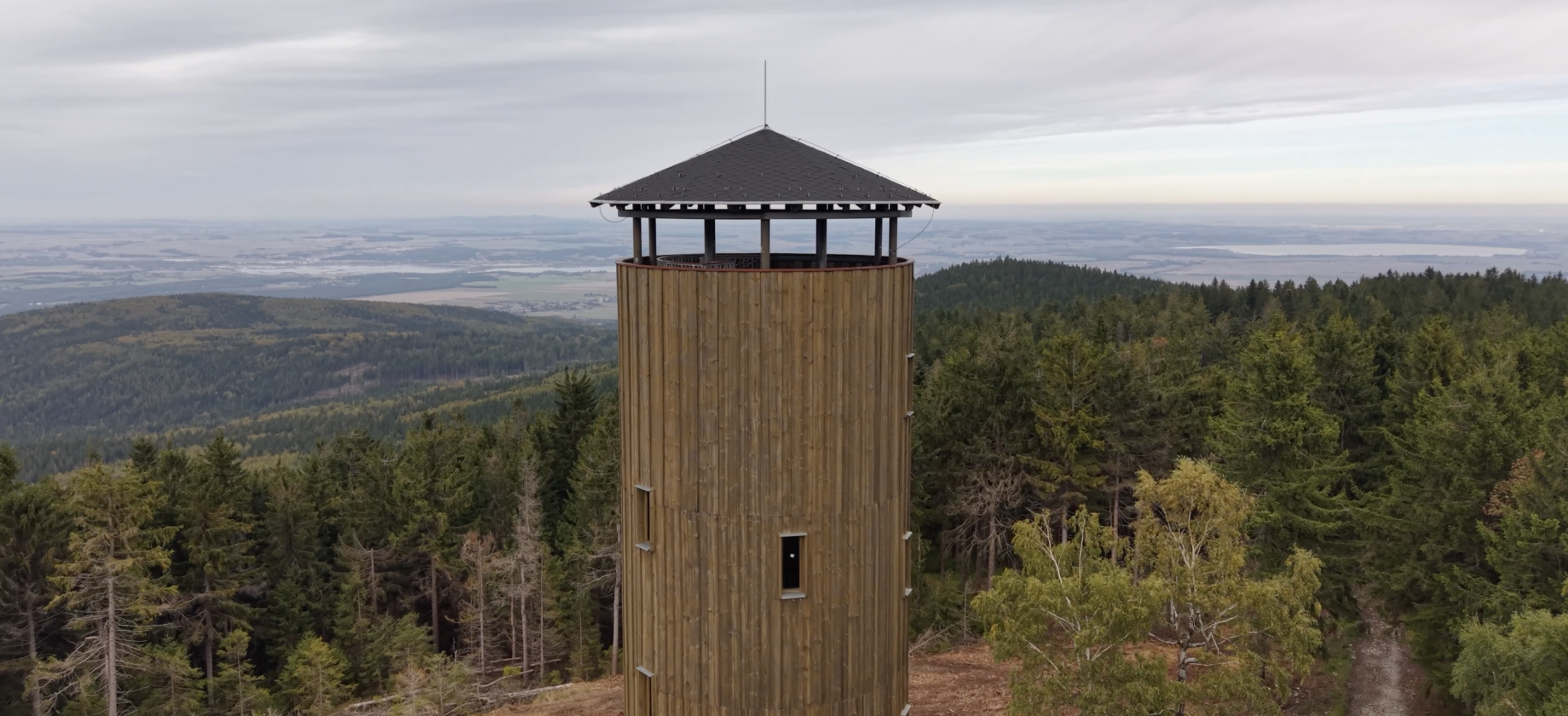 Bor&oacute;wkowa 900 m n.p.m. - Piękne widoki, wieża widokowa i prosty szlak turystyczne