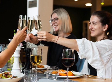 Romantyczna kolacja czy spotkanie ze znajomymi