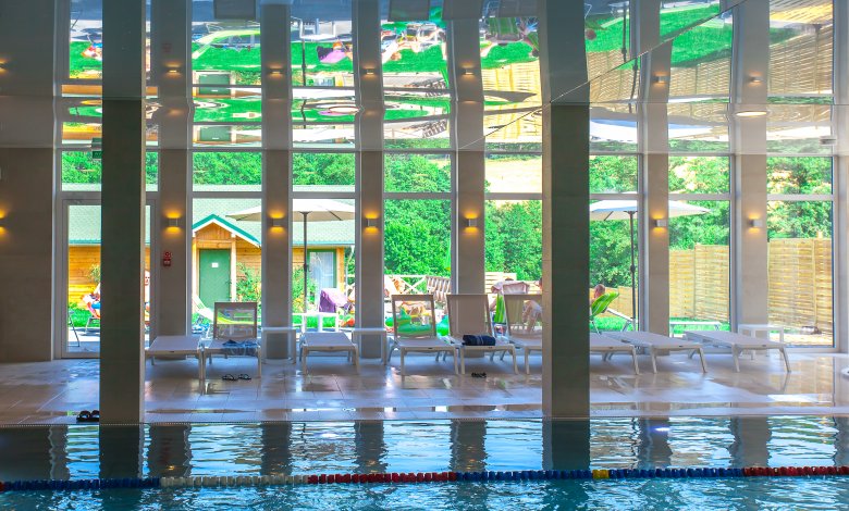 Basen kryty z brodzikiem i jacuzzi