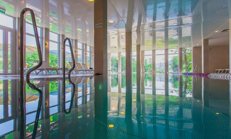 Basen kryty z brodzikiem i jacuzzi