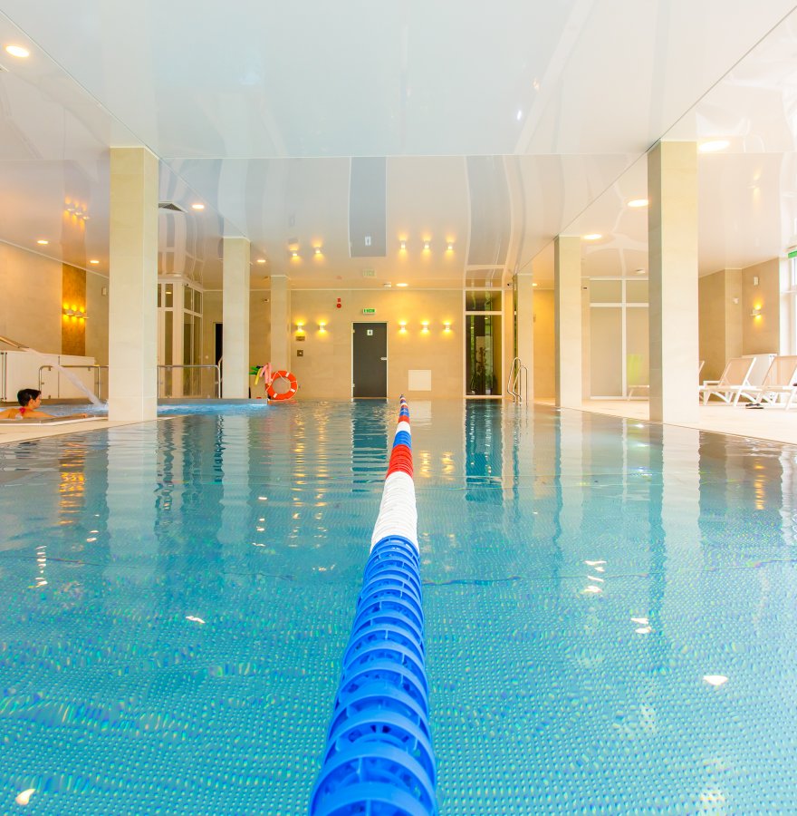 Basen kryty z brodzikiem i jacuzzi