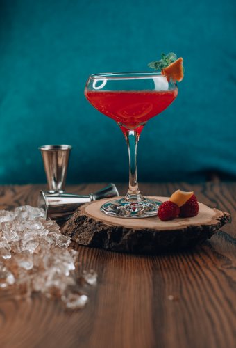 Besuchen Sie einen Ort, an dem Sie tolle Cocktails sowie besondere Alkoholgetränke aus aller Welt probieren können.