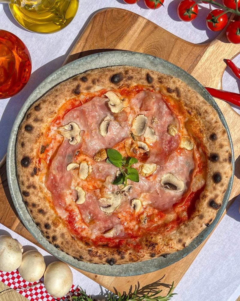 Pizza Cotto & Funghi z szynką gotowaną i pieczarkami, widok z góry