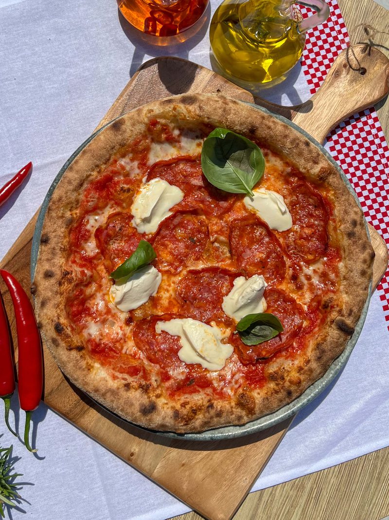 Pizza Salami Picante z kleksami mascarpone na pikantnym salami
