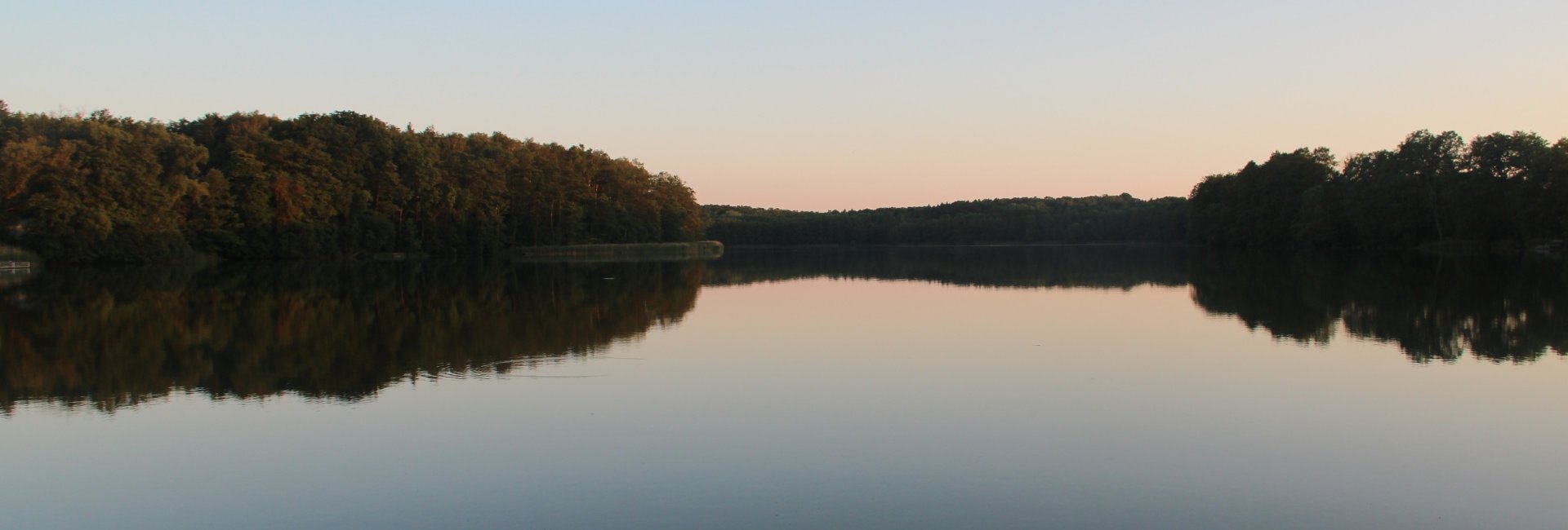 Wakacje nad jeziorem czy morzem? Wady i zalety 