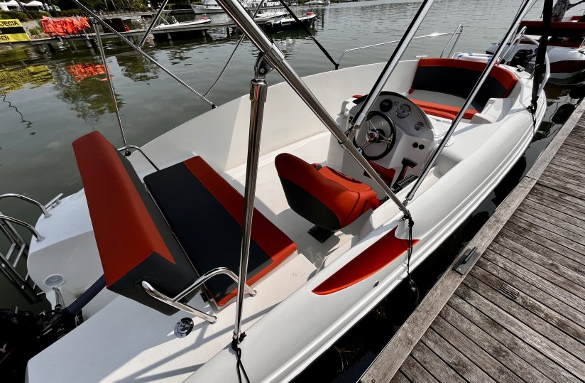 Zamkowe łodzie motorowe