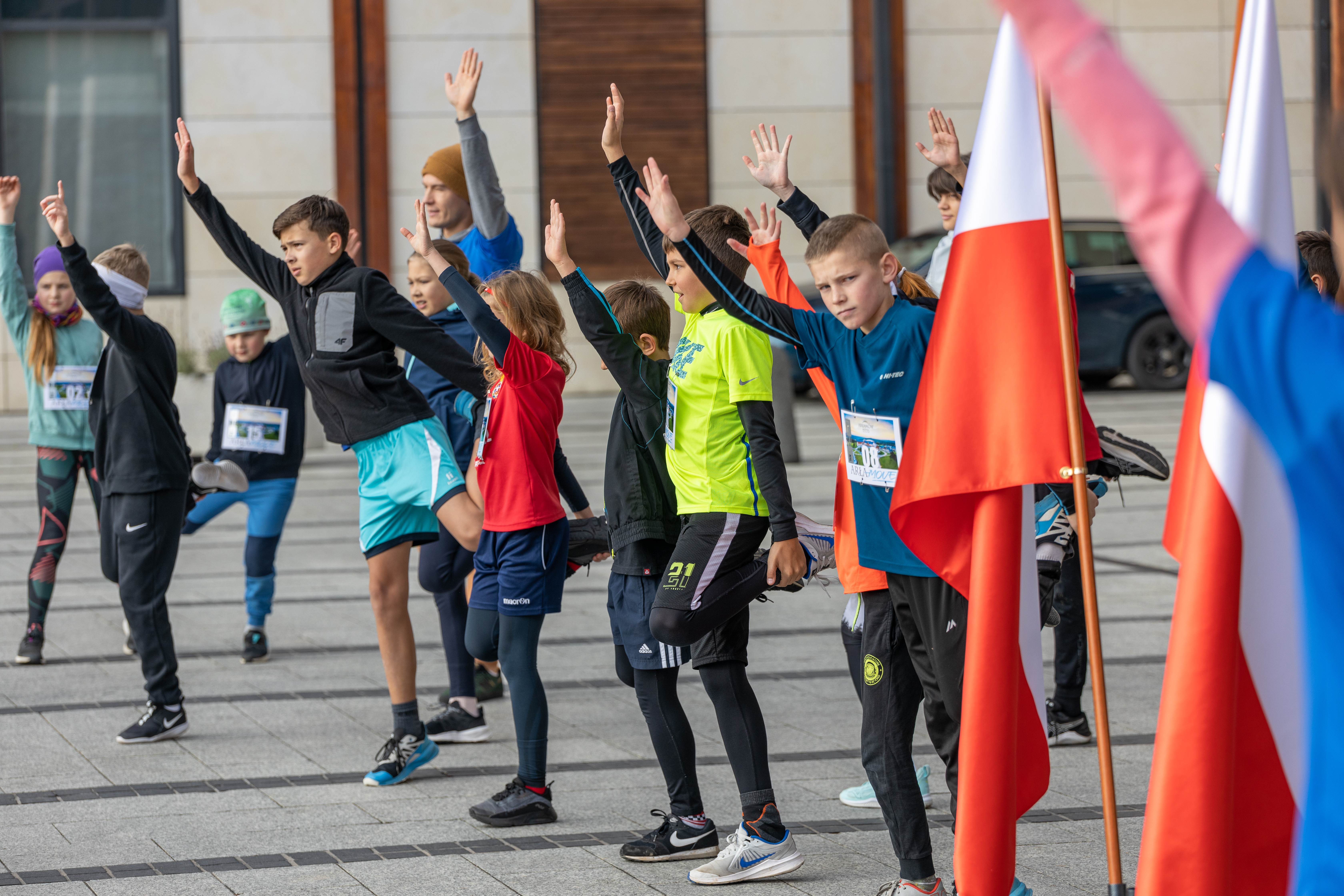 Rozgrzewka uczestników przed Arłamowskim Biegiem Niepodległości