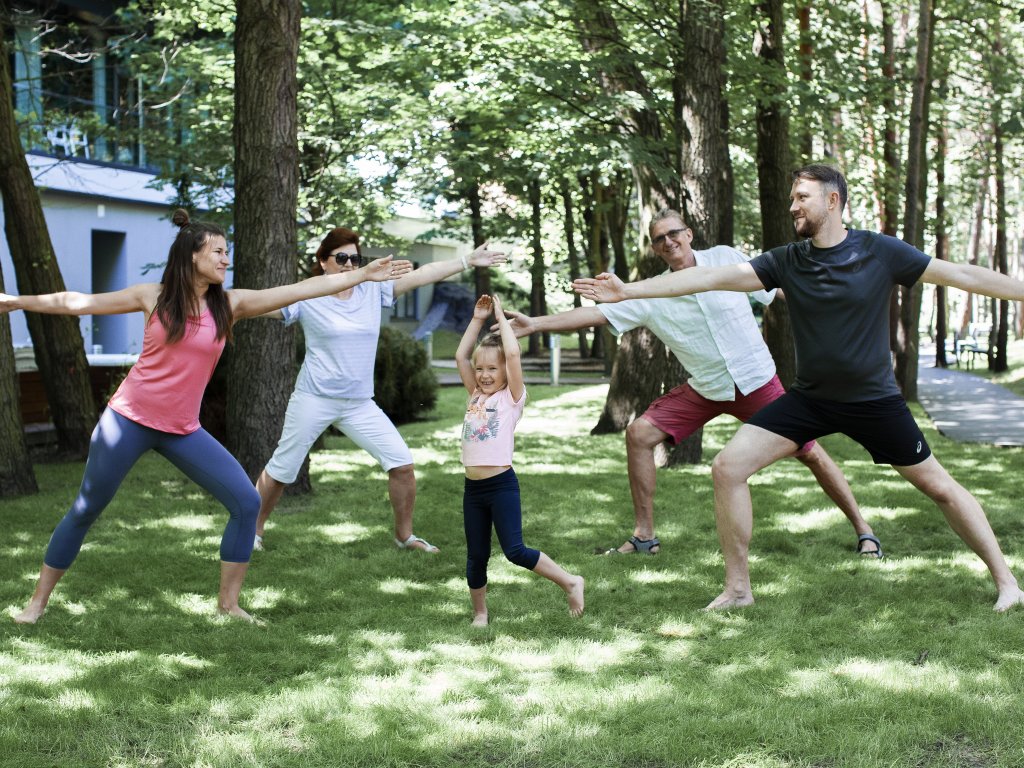 rodzinna joga na świeżym powietrzu