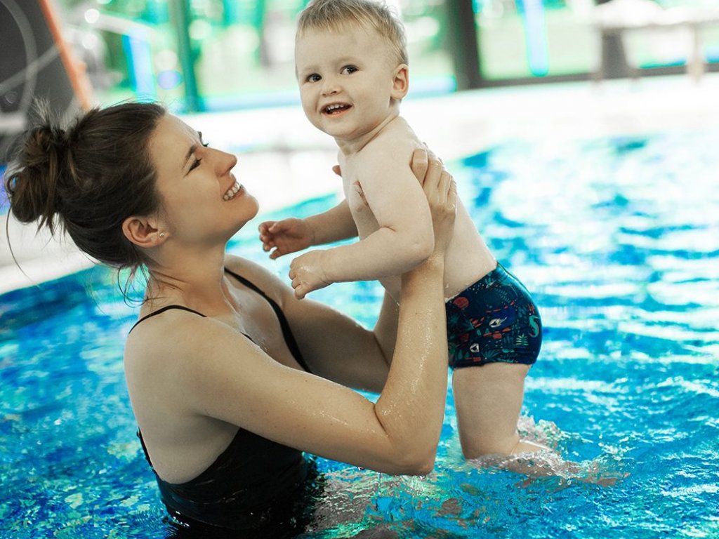 mama z dzieckiem w basenie wewnętrznym