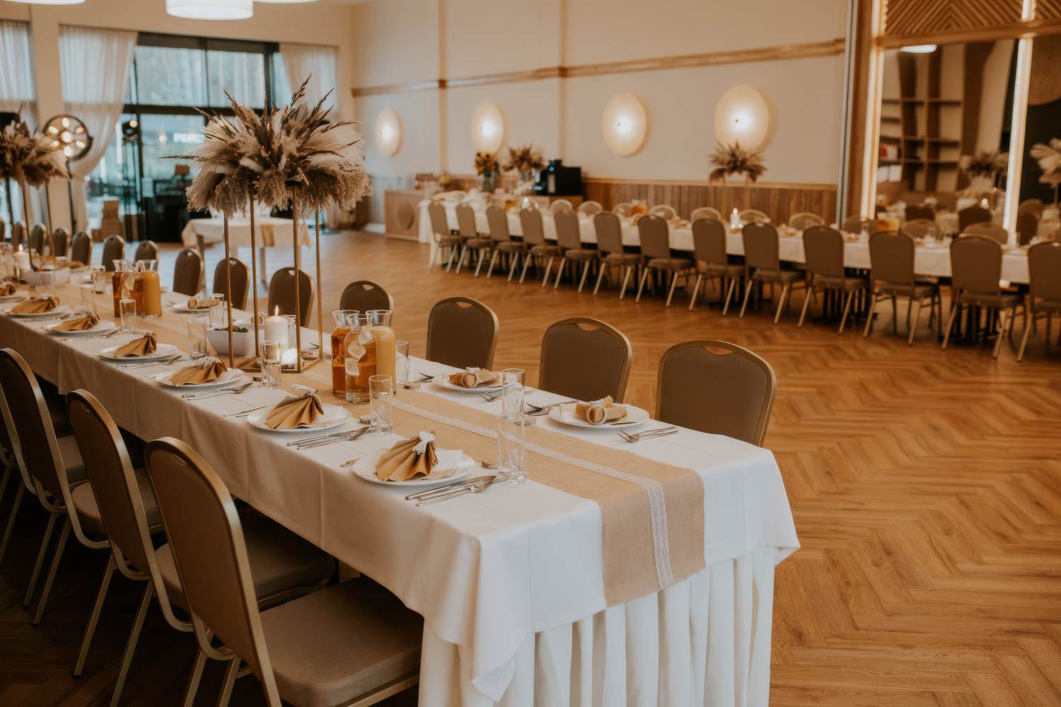 Elegancko nakryty stół bankietowy dla grupy w sali Largo