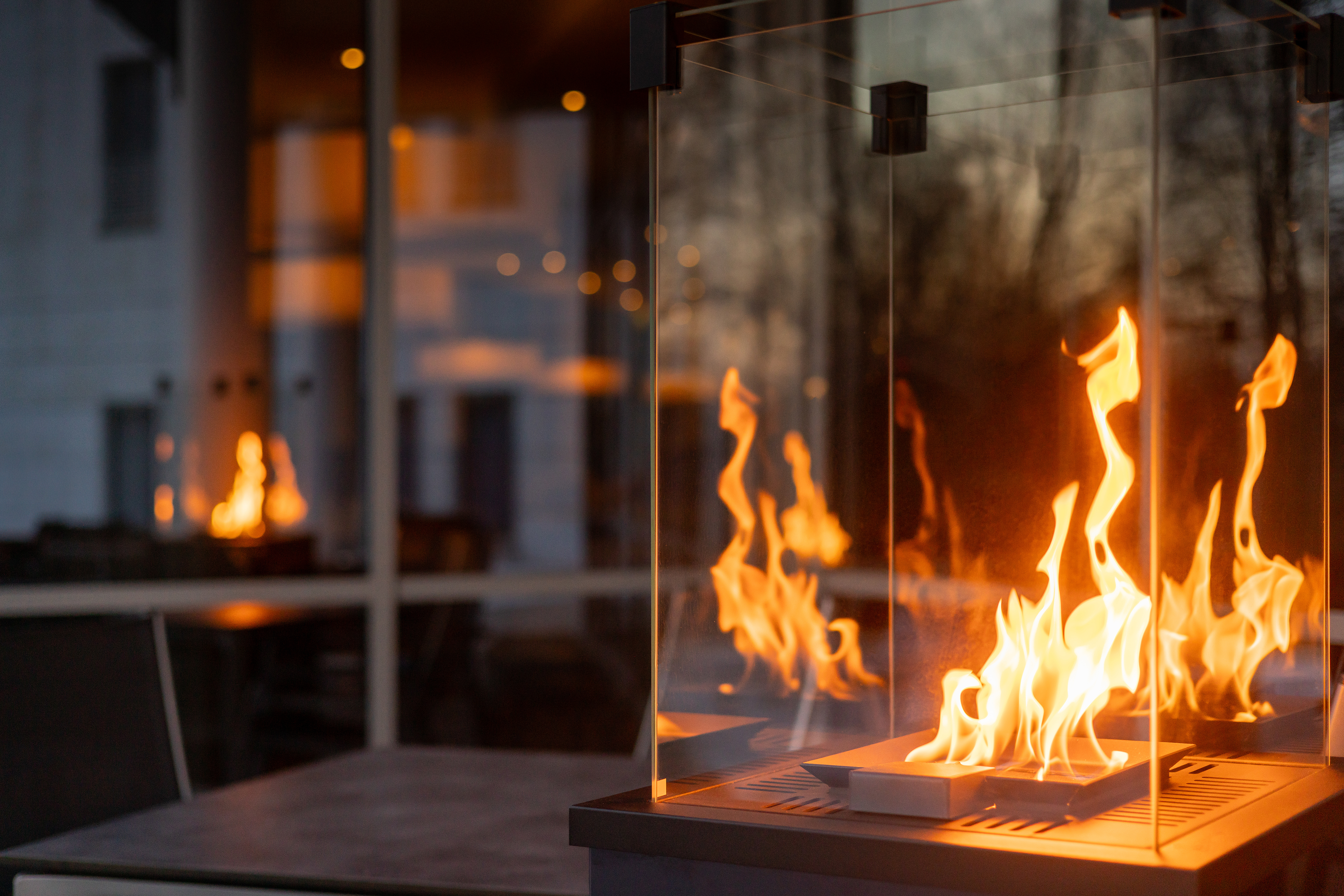Gemütliche Herbsttage am Kamin im Parkhotel Rügen Gemütliche Feuerstelle im Parkhotel Rügen mit lodernden Flammen hinter Glas