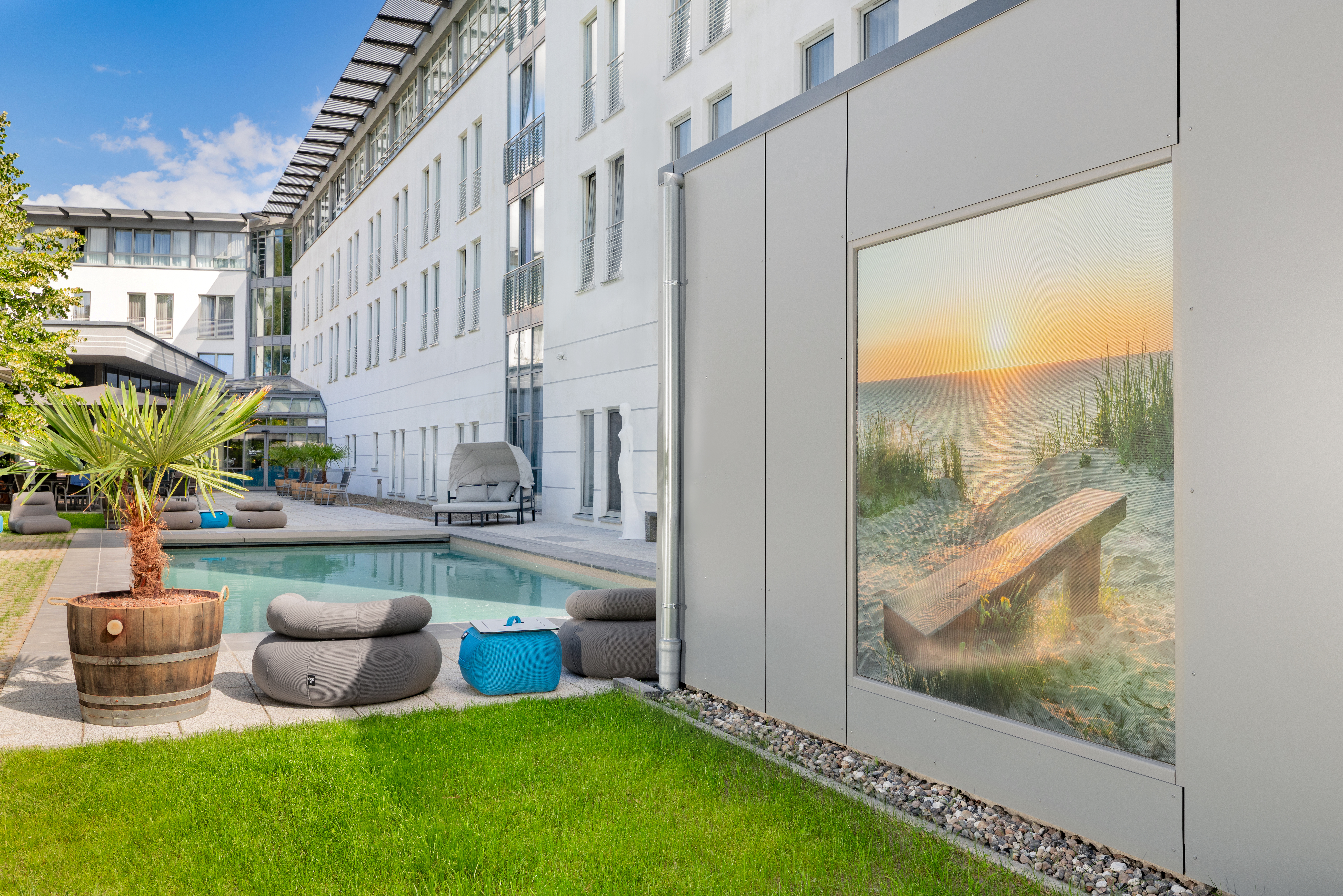 Ganzjährig beheizter Außenpool im Parkhotel Rügen nach einem Eventtag in Sassnitz