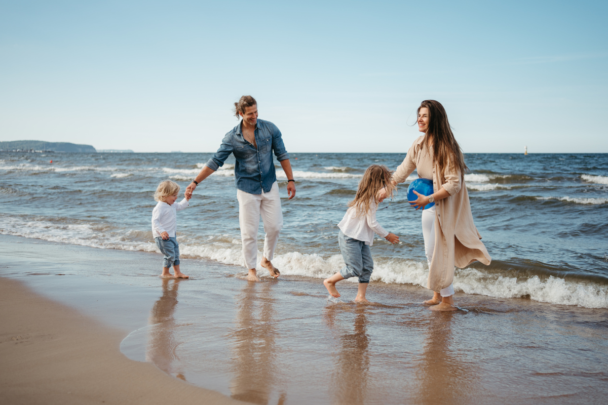 rodzina na plaży w Sopocie