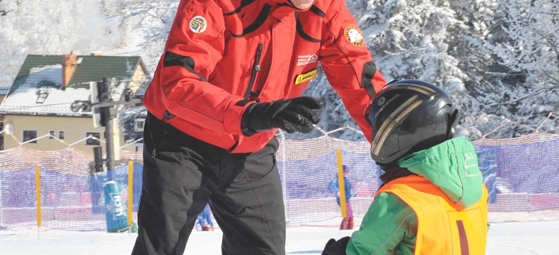 Dziecko poznaje narty