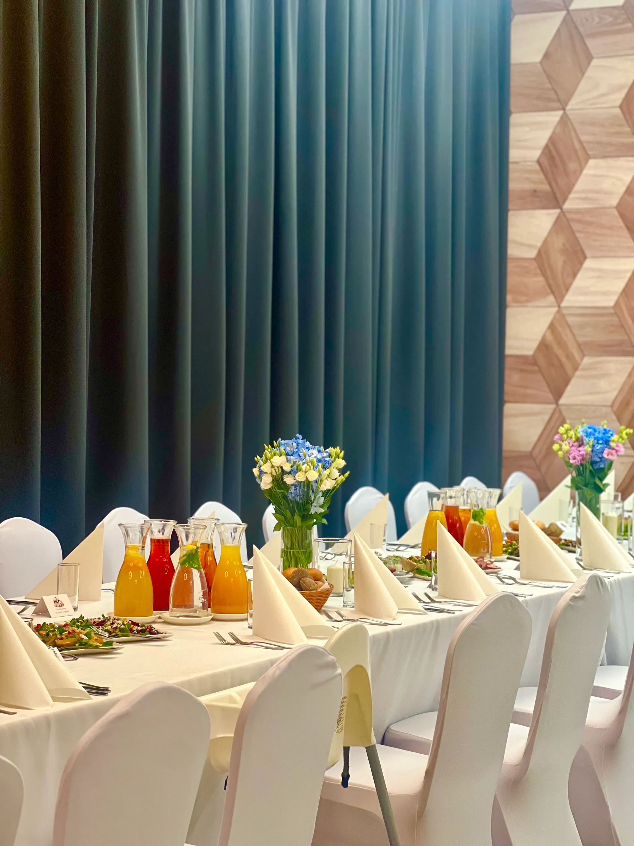 Sala bankietowa w o3Hotel — stół przygotowany do rodzinnego przyjęcia