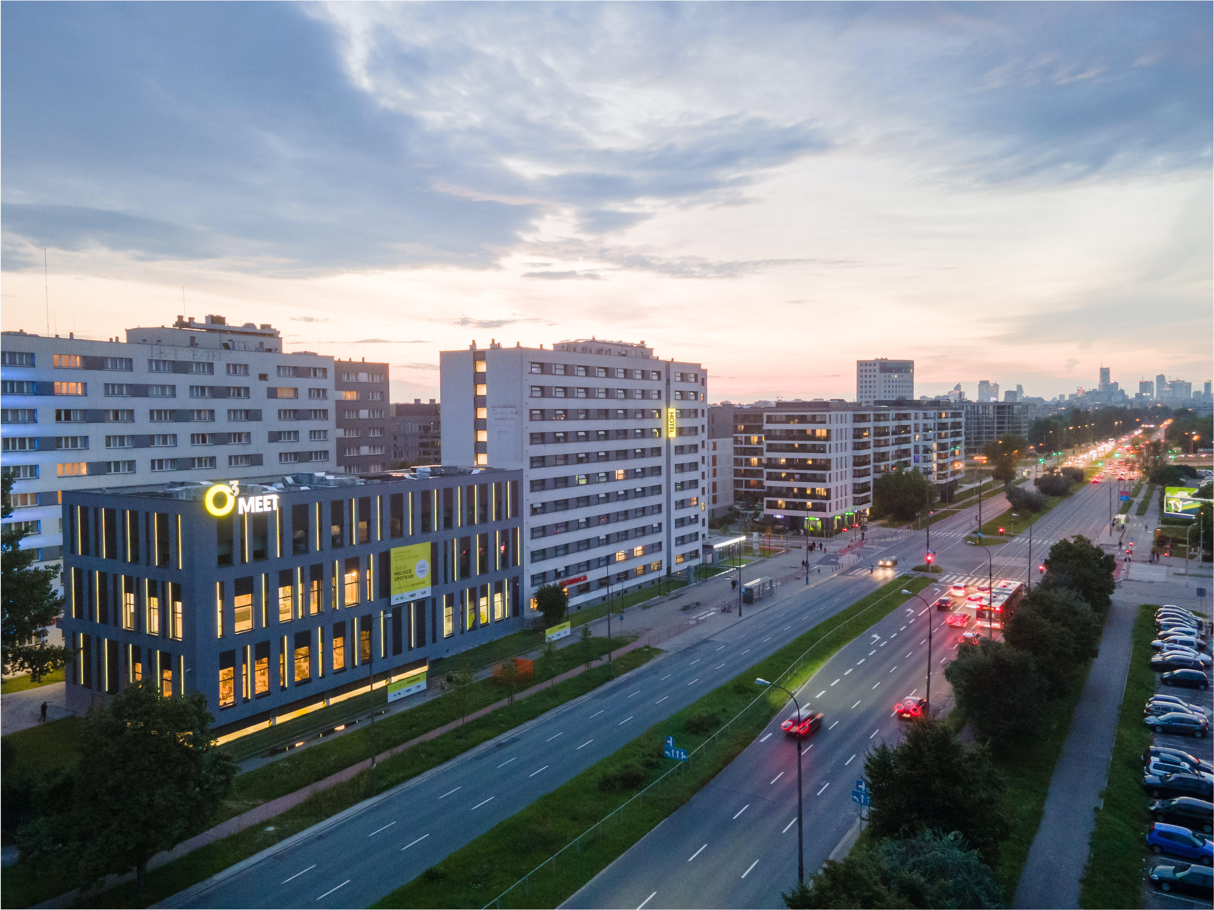 Fasada hotelu o3Hotel z lotu ptaka — lokalizacja na warszawskim Mokotowie, ul. Mangalia 1